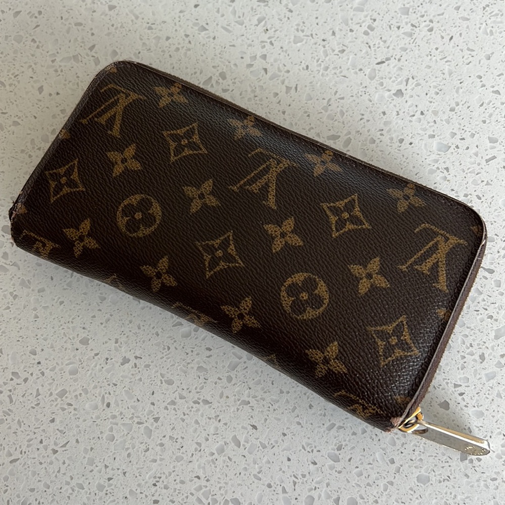 Louis Vuitton Zippy Wallet in Mongram